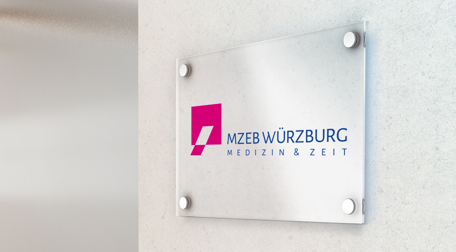 Finales Logo des MZEB Würzburg. Das Quadrat symbolisiert die Klinik und einen offenen Weg nach innen.